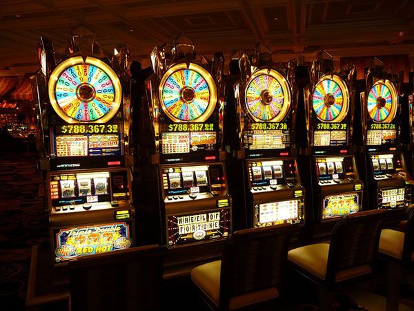 Jackpot Slot Machine | Photo: LoggaWiggler, pixabay.com, Pixabay License